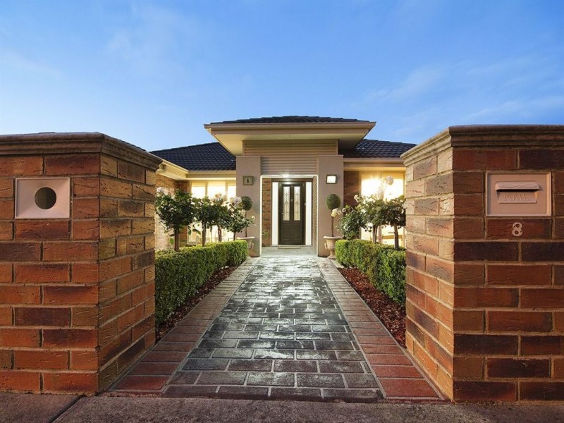 8 Brookland Greens Boulevard, Cranbourne VIC 3977