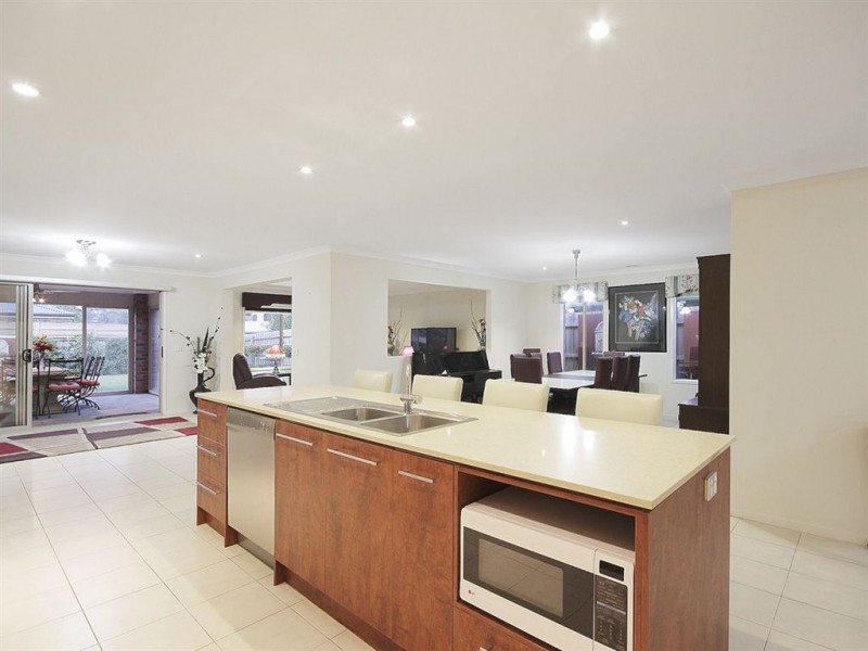 8 Brookland Greens Boulevard, Cranbourne VIC 3977