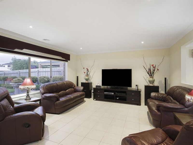 8 Brookland Greens Boulevard, Cranbourne VIC 3977