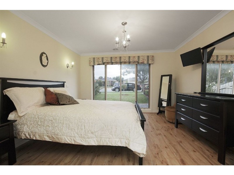 8 Brookland Greens Boulevard, Cranbourne VIC 3977