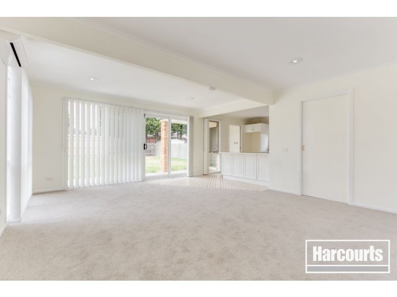 8 Scarborough Avenue, Cranbourne West VIC 3977