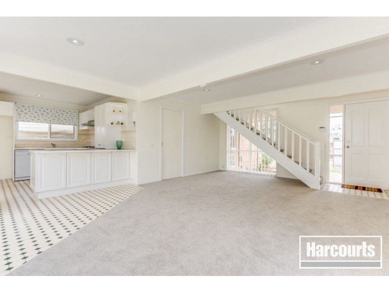 8 Scarborough Avenue, Cranbourne West VIC 3977