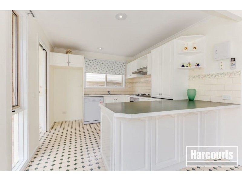 8 Scarborough Avenue, Cranbourne West VIC 3977