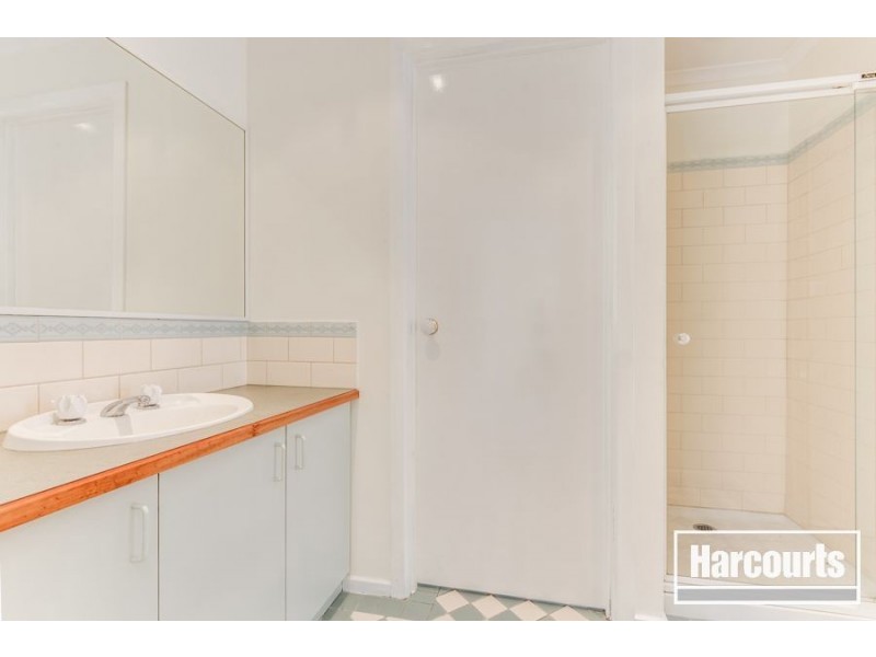 8 Scarborough Avenue, Cranbourne West VIC 3977