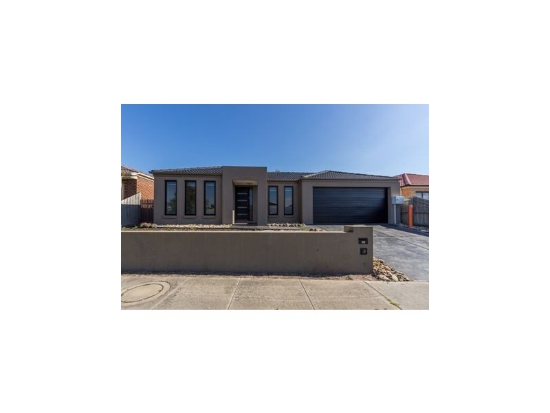 28 Dunferline Crescent, Cranbourne VIC 3977
