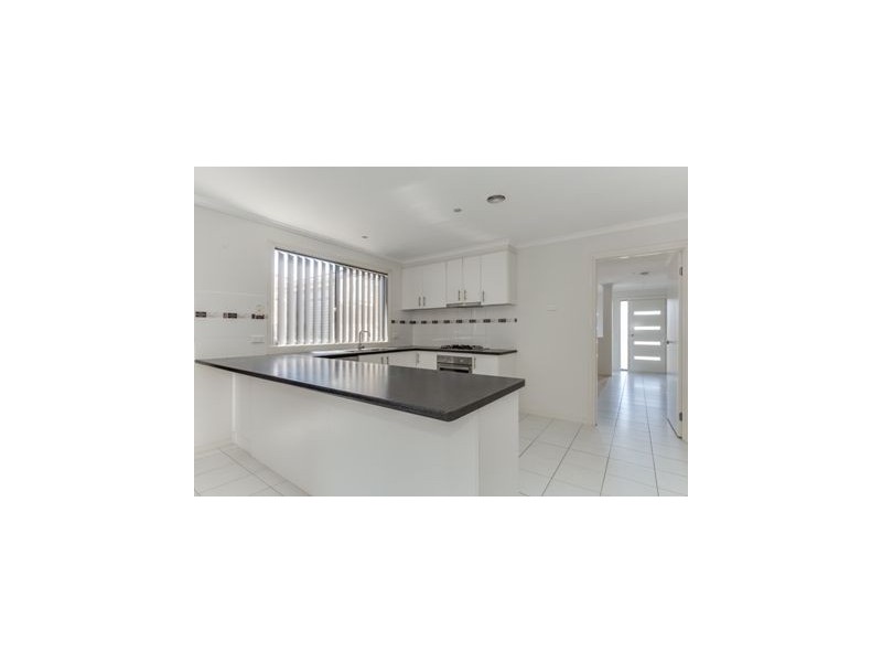 28 Dunferline Crescent, Cranbourne VIC 3977