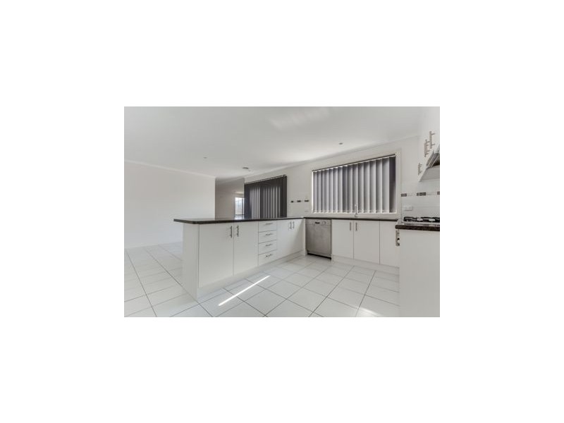 28 Dunferline Crescent, Cranbourne VIC 3977