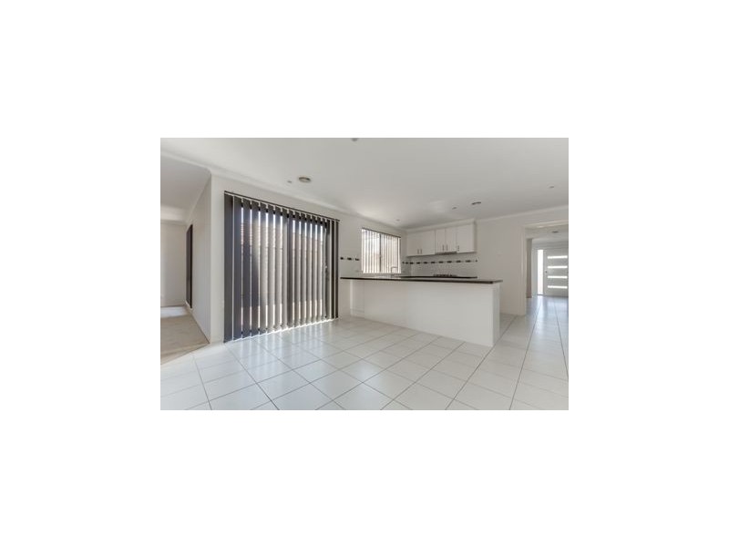 28 Dunferline Crescent, Cranbourne VIC 3977