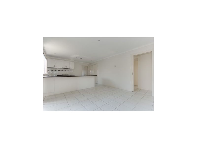 28 Dunferline Crescent, Cranbourne VIC 3977