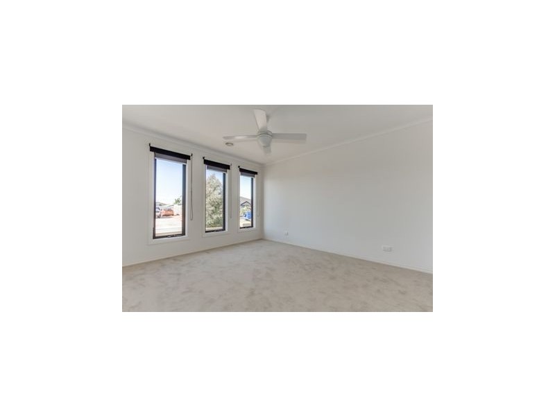 28 Dunferline Crescent, Cranbourne VIC 3977