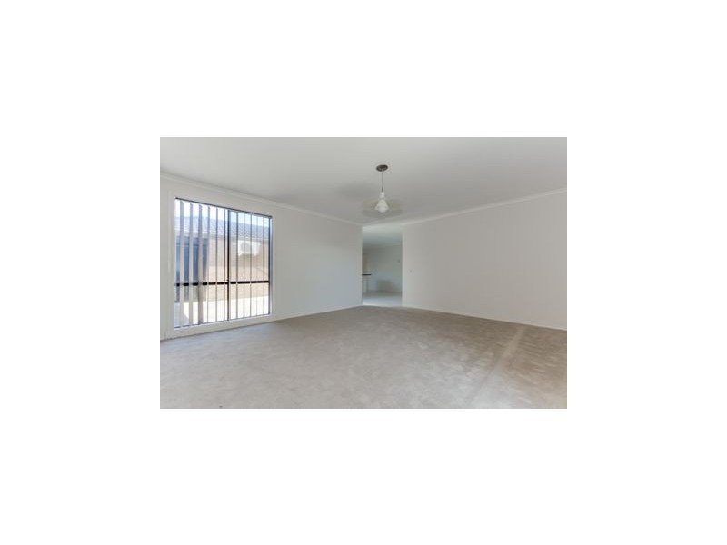 28 Dunferline Crescent, Cranbourne VIC 3977