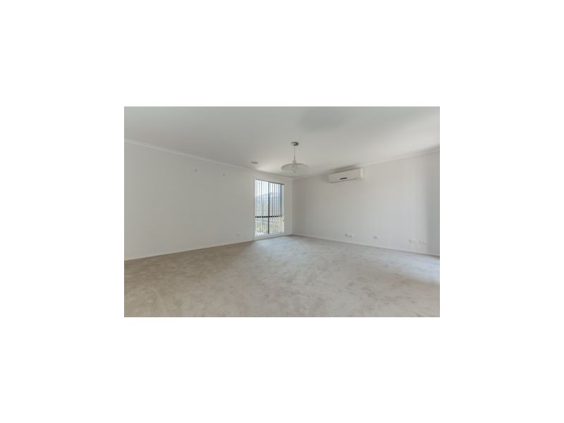 28 Dunferline Crescent, Cranbourne VIC 3977