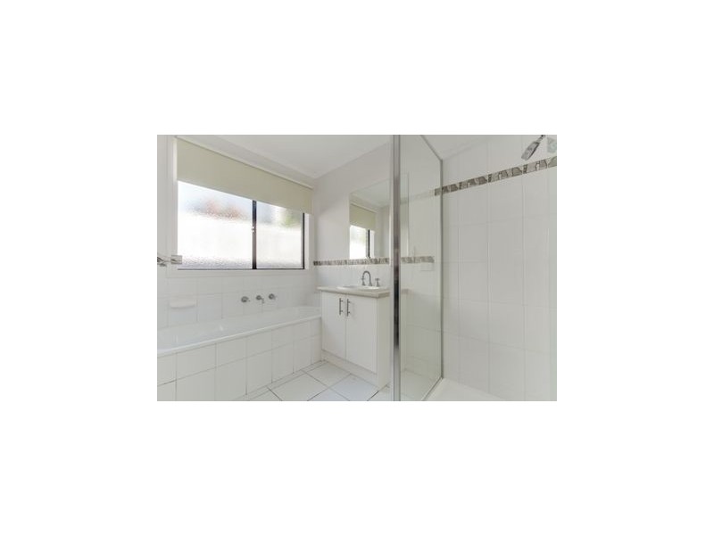 28 Dunferline Crescent, Cranbourne VIC 3977