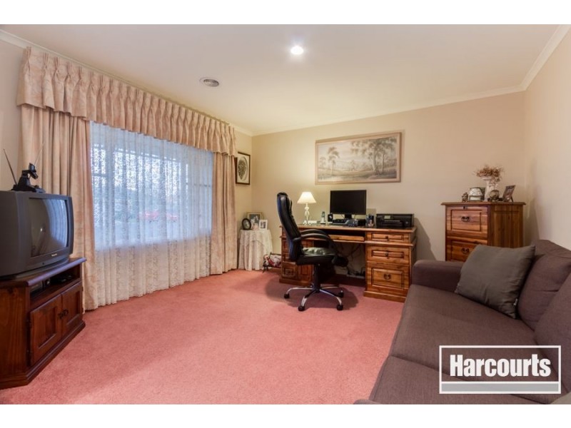 13 Oak Post Place, Cranbourne East VIC 3977