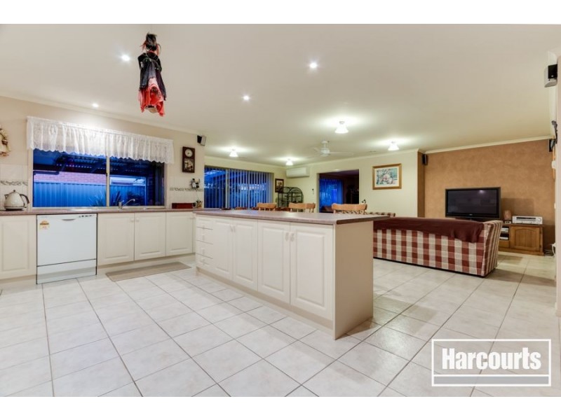 13 Oak Post Place, Cranbourne East VIC 3977