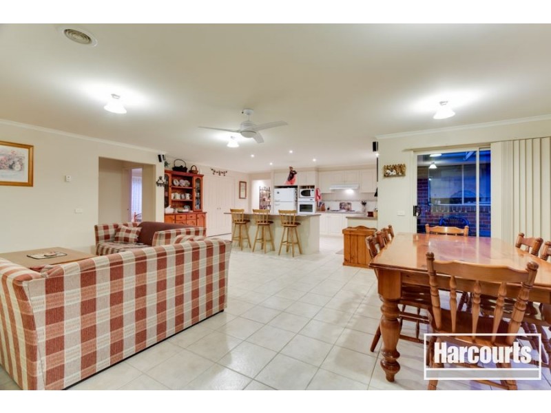 13 Oak Post Place, Cranbourne East VIC 3977