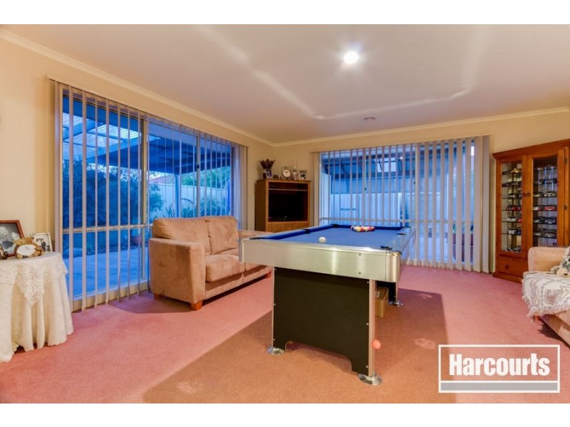 13 Oak Post Place, Cranbourne East VIC 3977