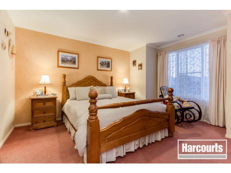 13 Oak Post Place, Cranbourne East VIC 3977