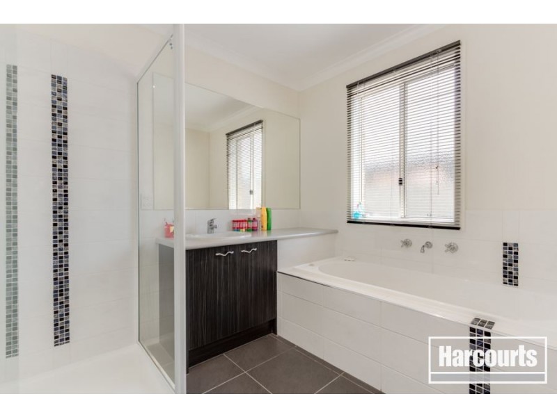 6 Wiltshire Avenue, Cranbourne East VIC 3977