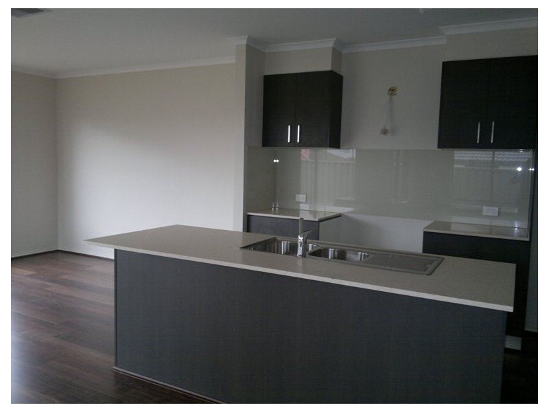 4 Fable Way, Cranbourne East VIC 3977