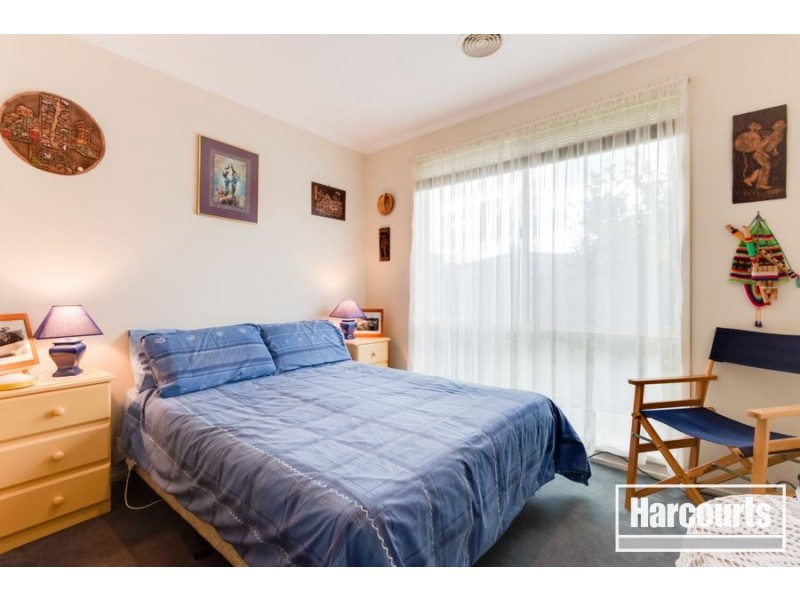 27 Godwin Crescent, Cranbourne North VIC 3977