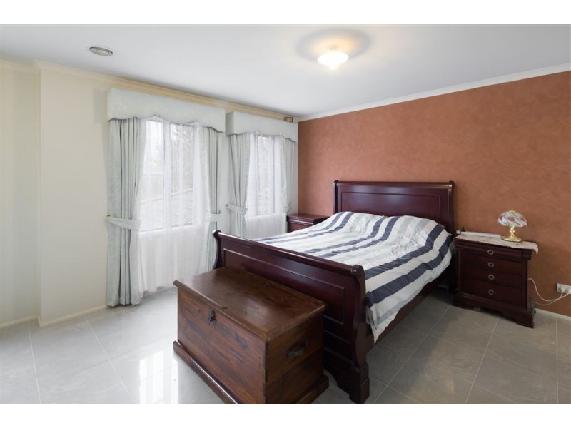 1 Oak Post Place, Cranbourne East VIC 3977