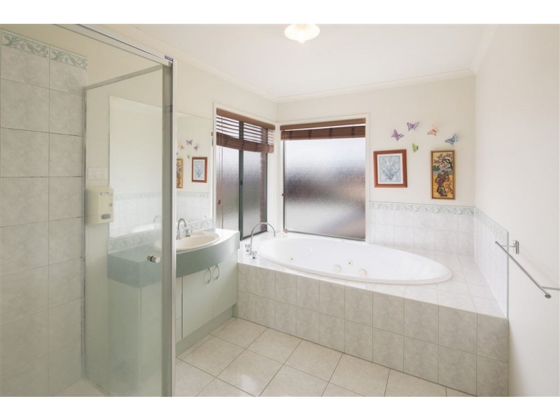 1 Oak Post Place, Cranbourne East VIC 3977