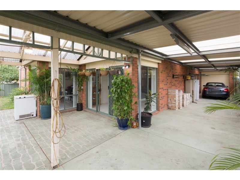 1 Oak Post Place, Cranbourne East VIC 3977