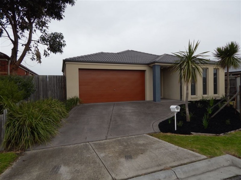 11 St  Mellion Court, Cranbourne VIC 3977