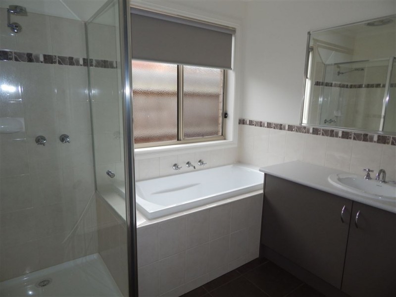 11 St  Mellion Court, Cranbourne VIC 3977