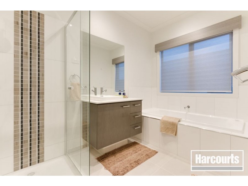 5 Holsteiner Terrace, Clyde North VIC 3978