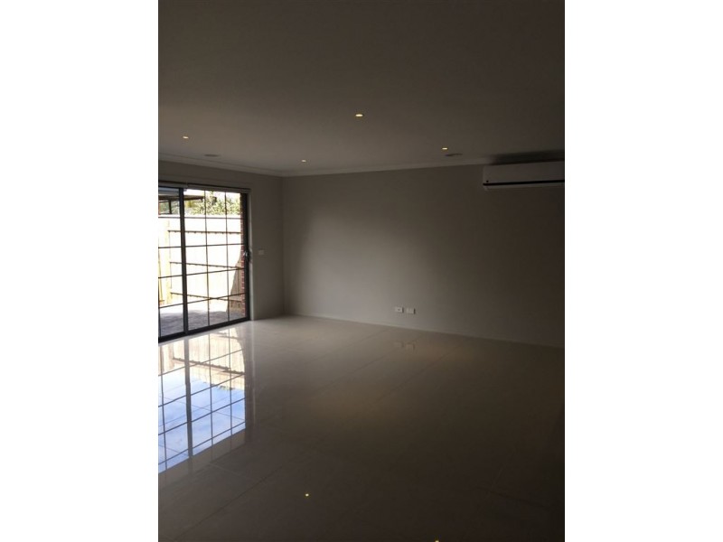 2/14 Glenwood Court, Cranbourne VIC 3977