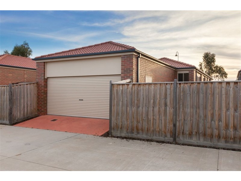 26 Hawkseye Way, Cranbourne VIC 3977