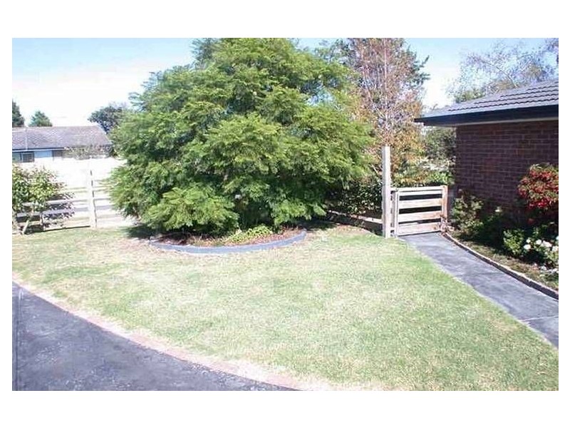 16 Fairbairn Road, Cranbourne VIC 3977