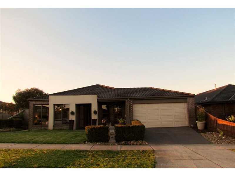 18 Yammerbook Way, Cranbourne East VIC 3977