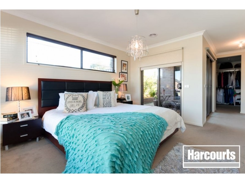 18 Yammerbook Way, Cranbourne East VIC 3977