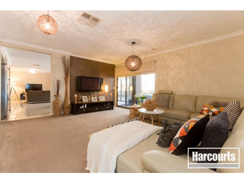 18 Yammerbook Way, Cranbourne East VIC 3977