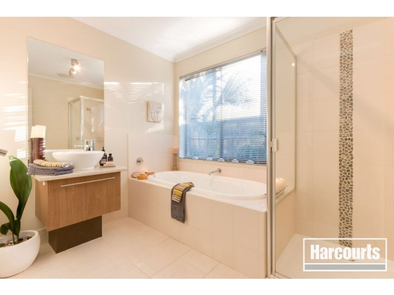 18 Yammerbook Way, Cranbourne East VIC 3977