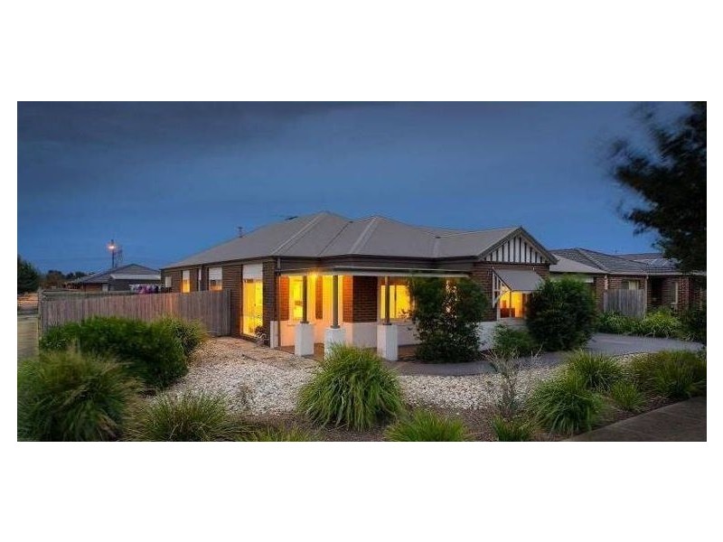 38 Phoenix Avenue, Cranbourne VIC 3977