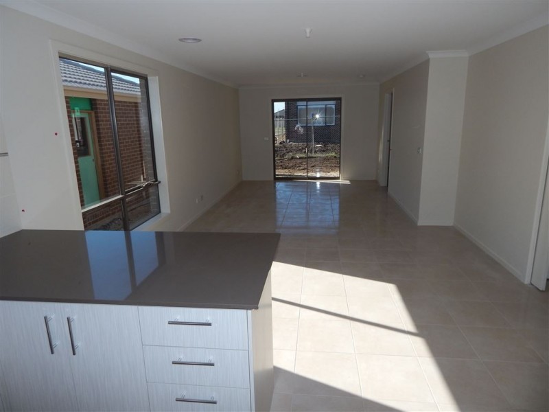 8 Mayflower Drive, Cranbourne West VIC 3977