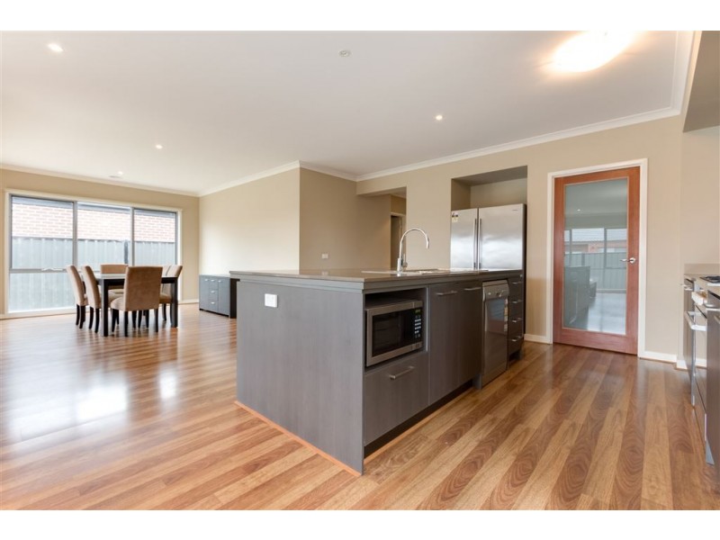 30 Falabela Road, Clyde North VIC 3978