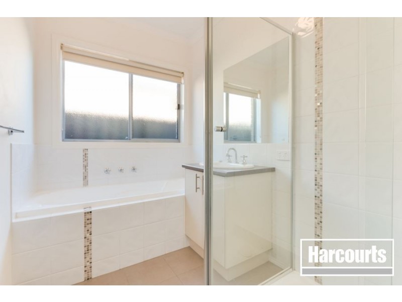17 Paso Grove, Clyde North VIC 3978