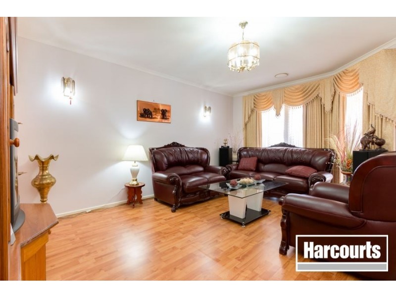 8 Lindenow Court, Cranbourne North VIC 3977