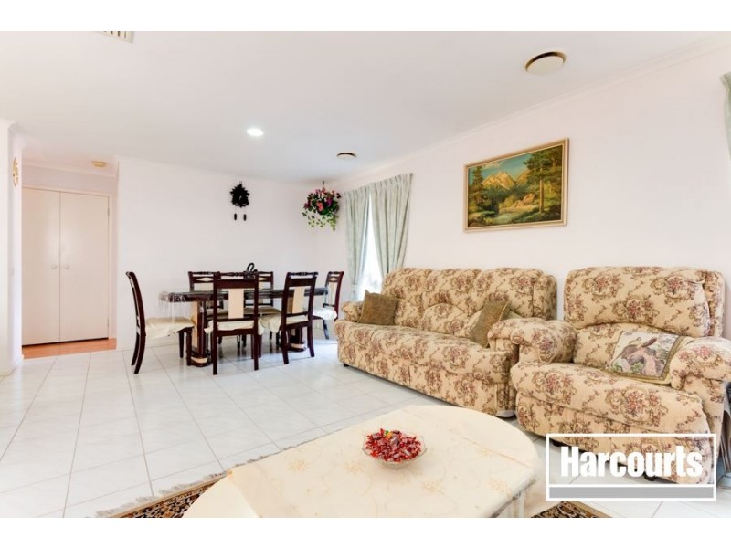 8 Lindenow Court, Cranbourne North VIC 3977