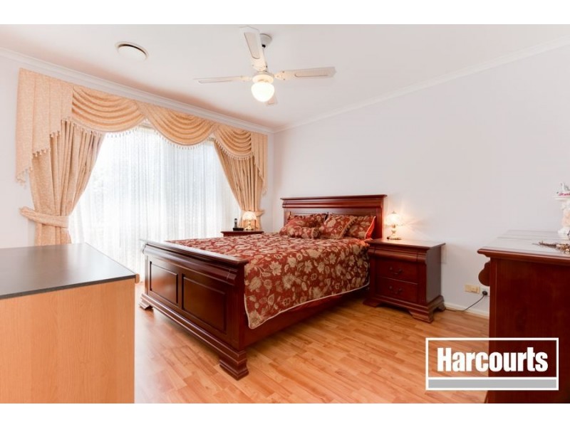 8 Lindenow Court, Cranbourne North VIC 3977