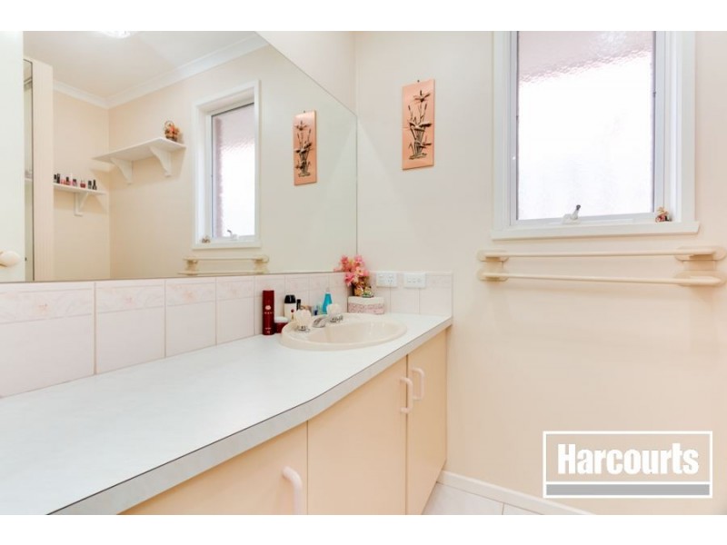 8 Lindenow Court, Cranbourne North VIC 3977