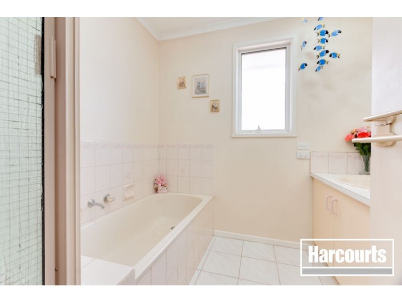 8 Lindenow Court, Cranbourne North VIC 3977