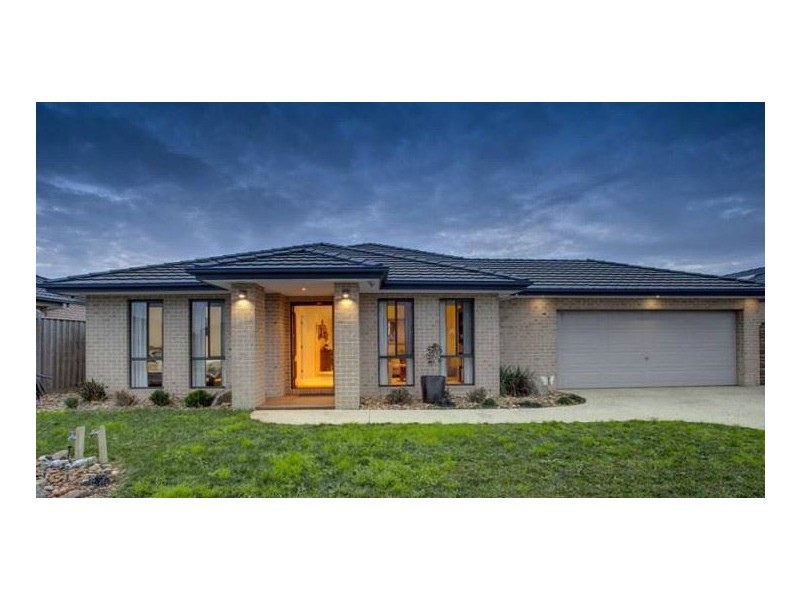 8 Howe Way, Cranbourne East VIC 3977