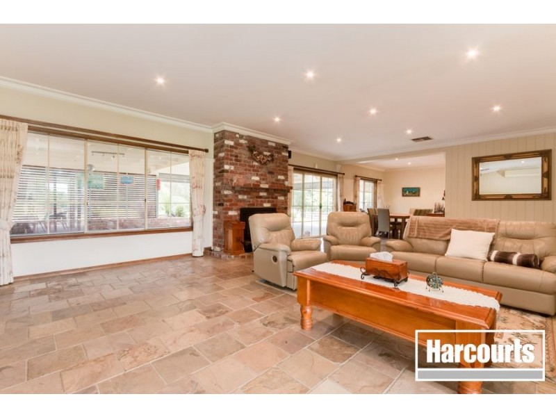 6 Walter Way, Cranbourne South VIC 3977