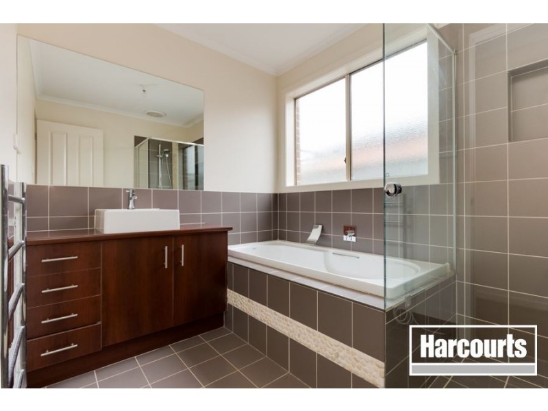 18 Tyndall Street, Cranbourne East VIC 3977